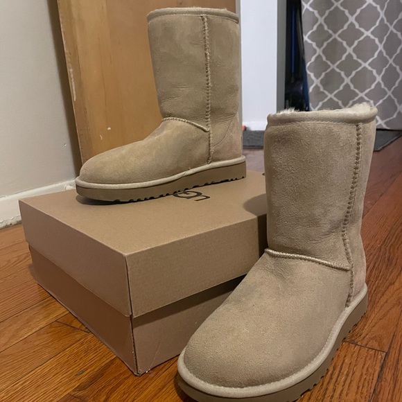 UGGS - Picture 7 of 7